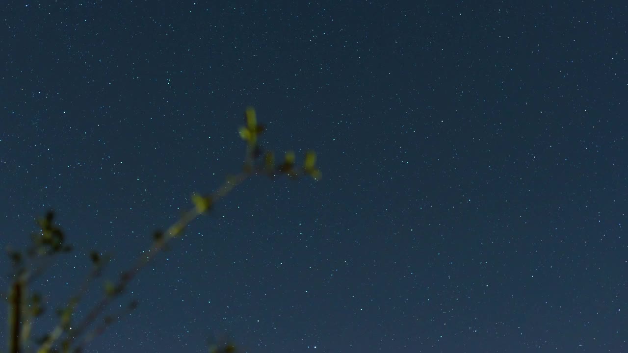 夜晚时间流逝的星星移动。看蓝天和繁星点点的夜晚