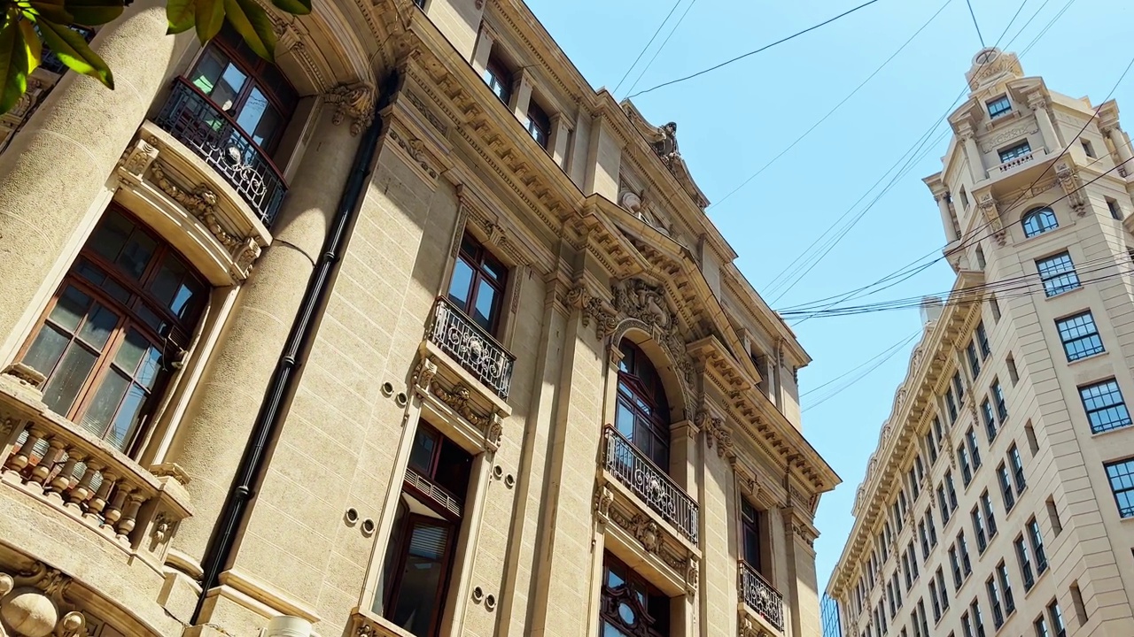 卡车右建立纽约建筑圣地亚哥市中心，Ariztía大楼和证券交易所，智利-悬挂电缆