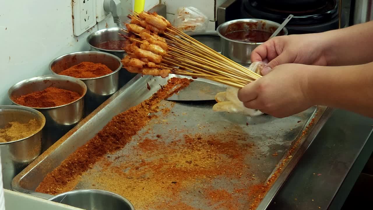 男子往烧饼里加香料