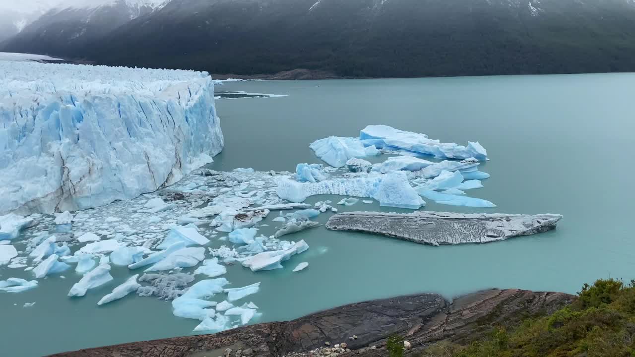 阿根廷埃尔卡拉法特附近的佩里托莫雷诺冰川全景