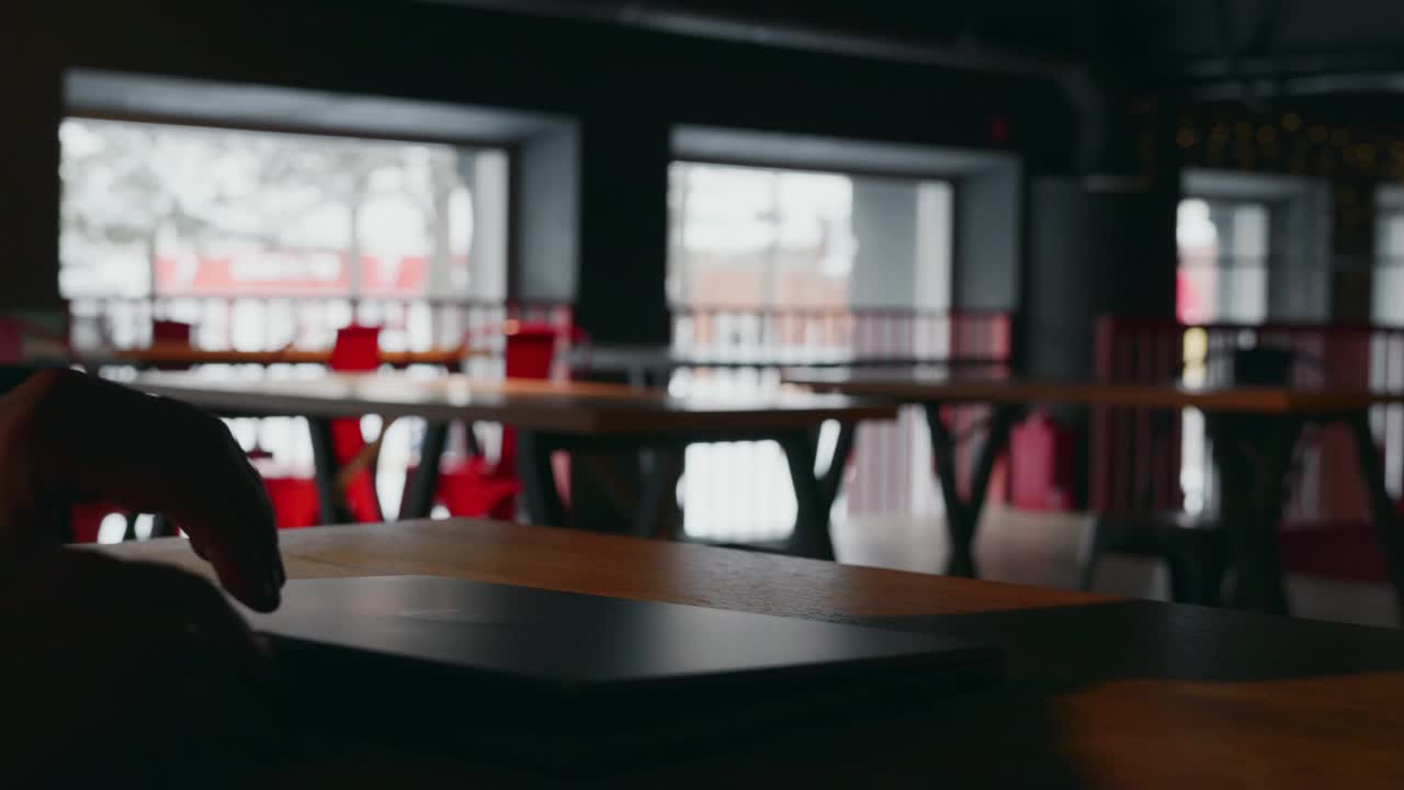 笔记本电脑屏幕打开，一个带有图形的图像打开