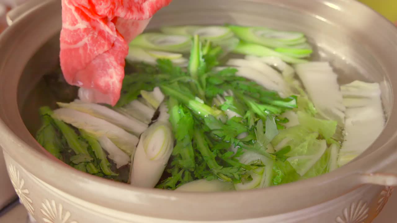 多汁美味的牛肉火锅