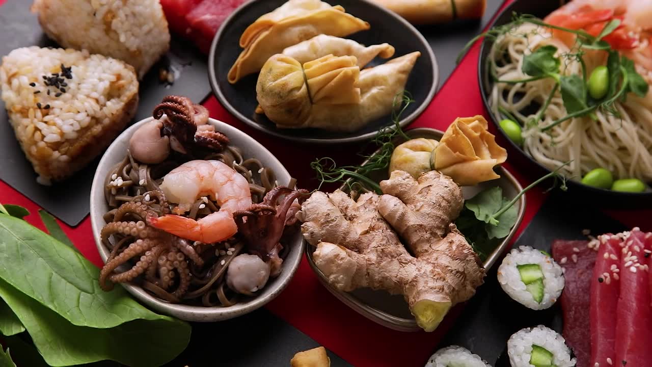 详情图-亚洲美食。俯视图，旋转，视频