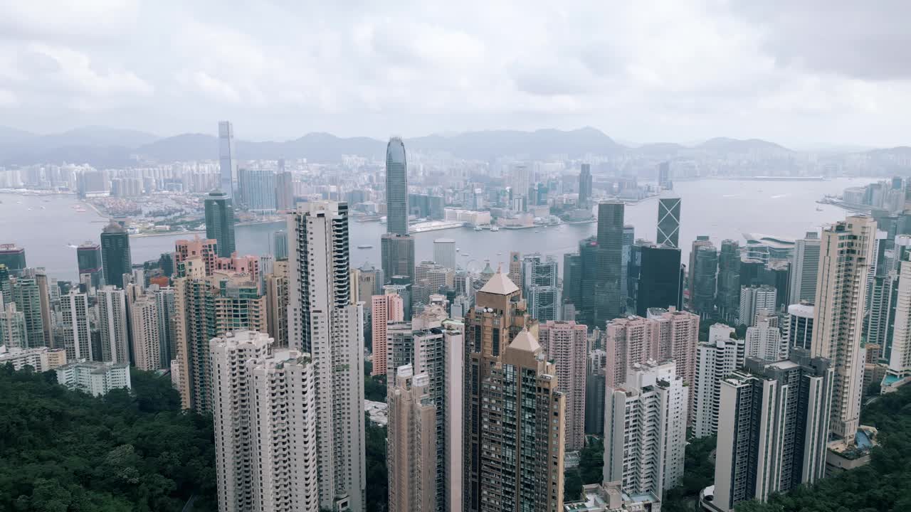 香港鸟瞰中国城市的都市风貌。全景式交通道路与早晨港口交通。拥挤的香港名镇中心的贸易经济观念