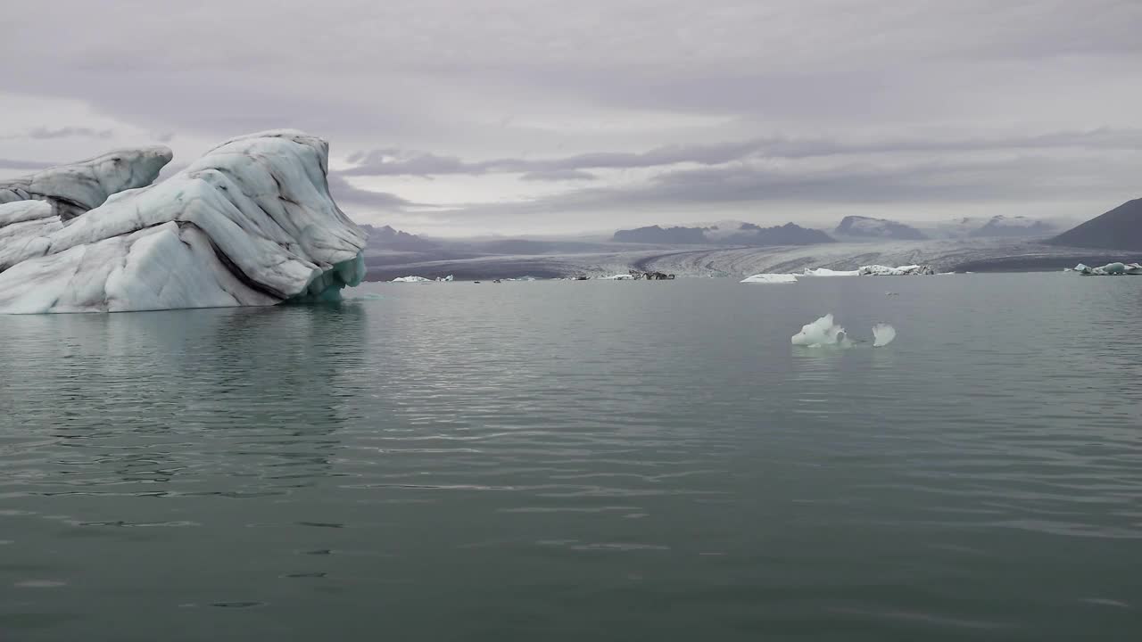 漂浮和融化的冰附近Jökulsárlón冰川泻湖，冰岛-无人机拍摄