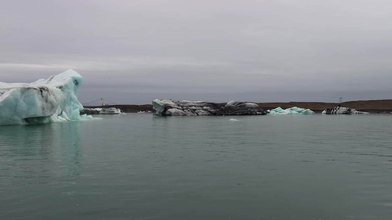 巨大的冰山在Jokulsarlon冰川湖的水域。冰岛的瓦特纳冰川国家公园。侧面拍摄