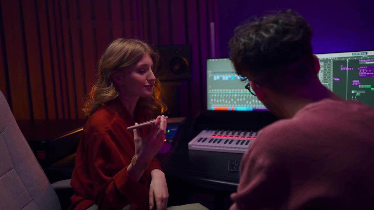 艺术家与音乐制作人录制播客或采访。为艺人创作新歌。
