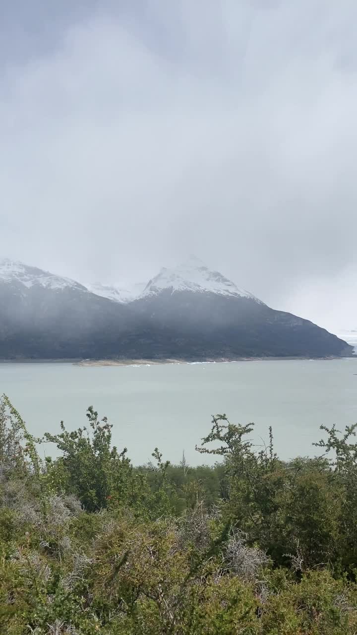 在阴天的背景下，阿根廷湖与佩里托莫雷诺冰川的景色。