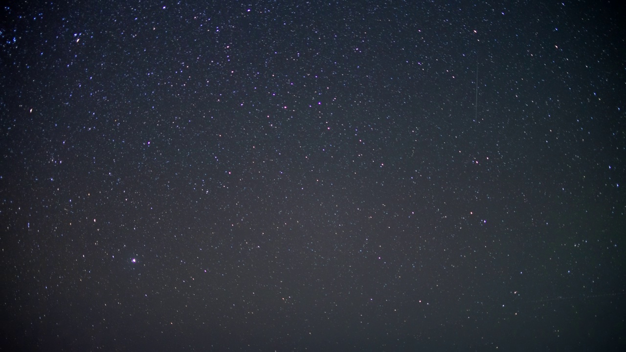 双子座流星拍摄时的夜间星空运动。