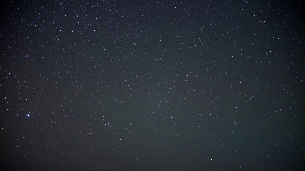 详情图-双子座流星拍摄时的夜间星空运动。