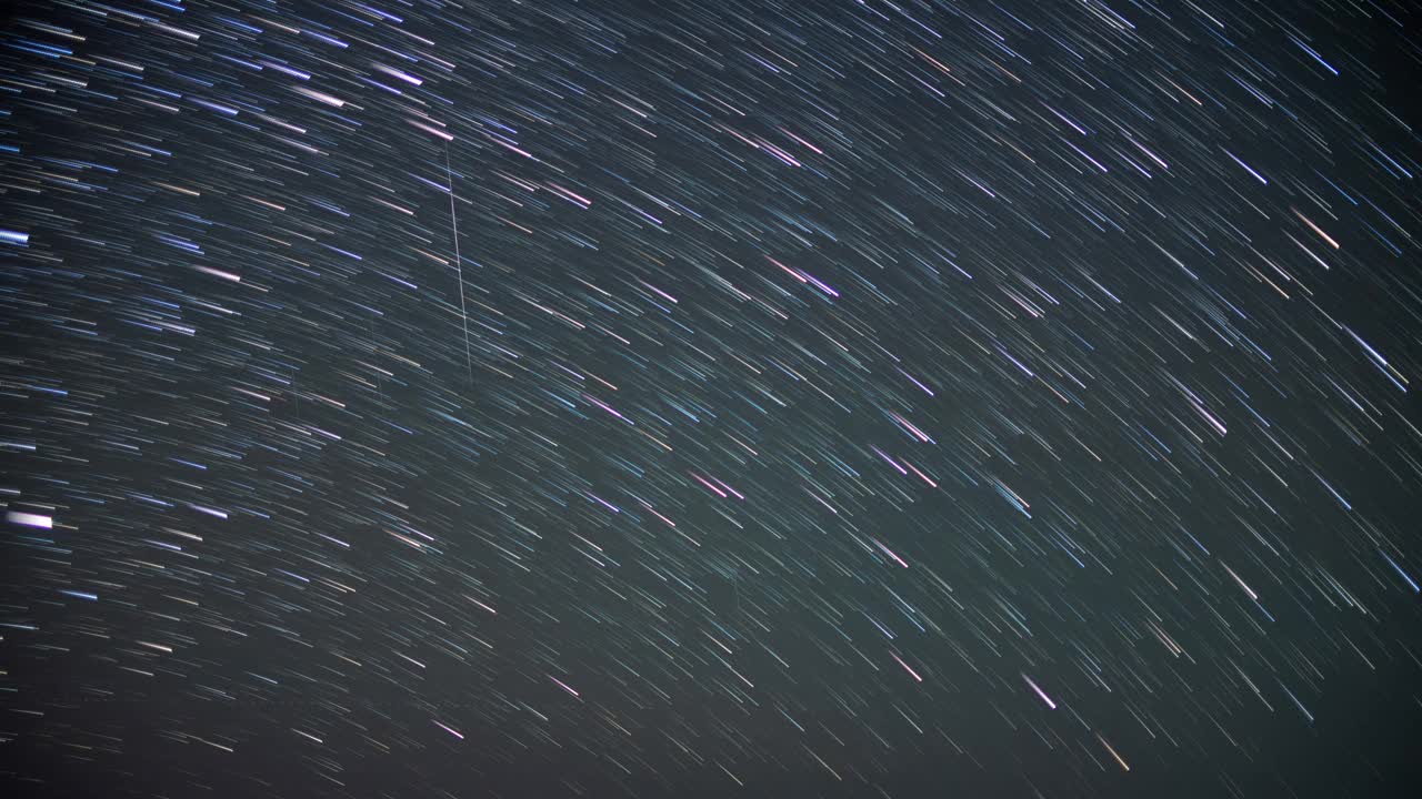 双子流星雨拍摄下的夜间星尾运动。