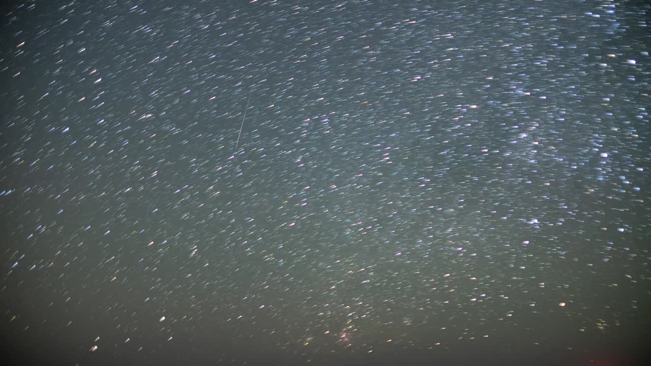 双子流星雨拍摄下的夜间星尾运动。