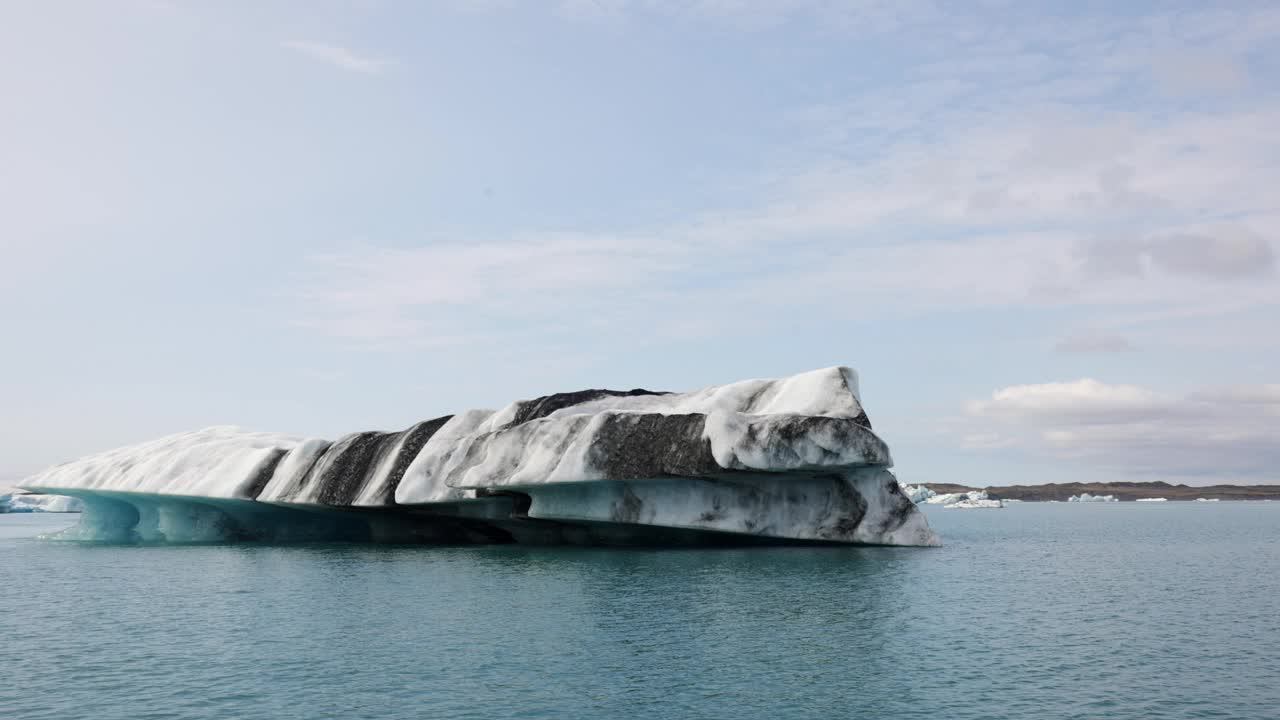 冰岛冰川风光，冰山漂浮在平静的水面上，航拍