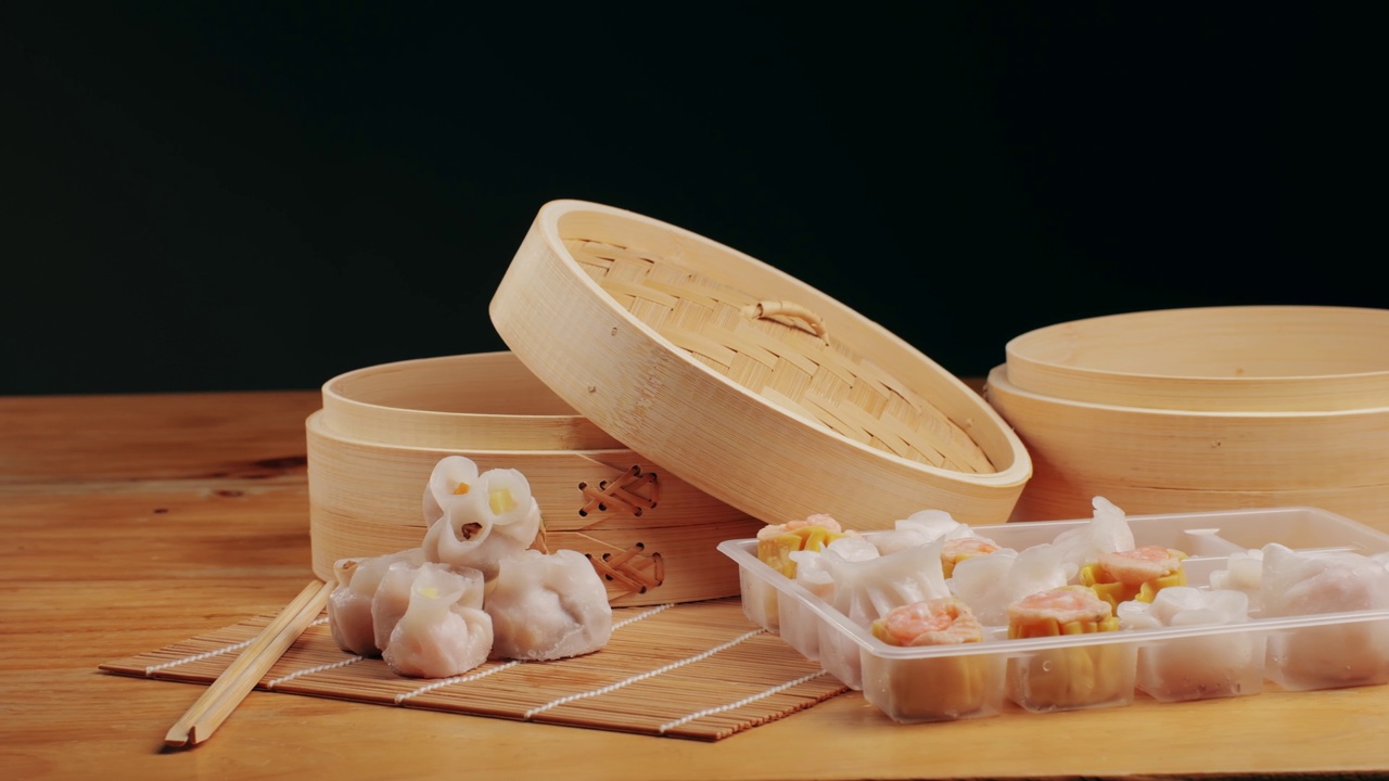 詳情圖-各種速凍點(diǎn)心特寫特寫。帶走的食物。中國的甜點(diǎn)。點(diǎn)心配蝦、魚和肉?？Х瑞^里的盤子。交付