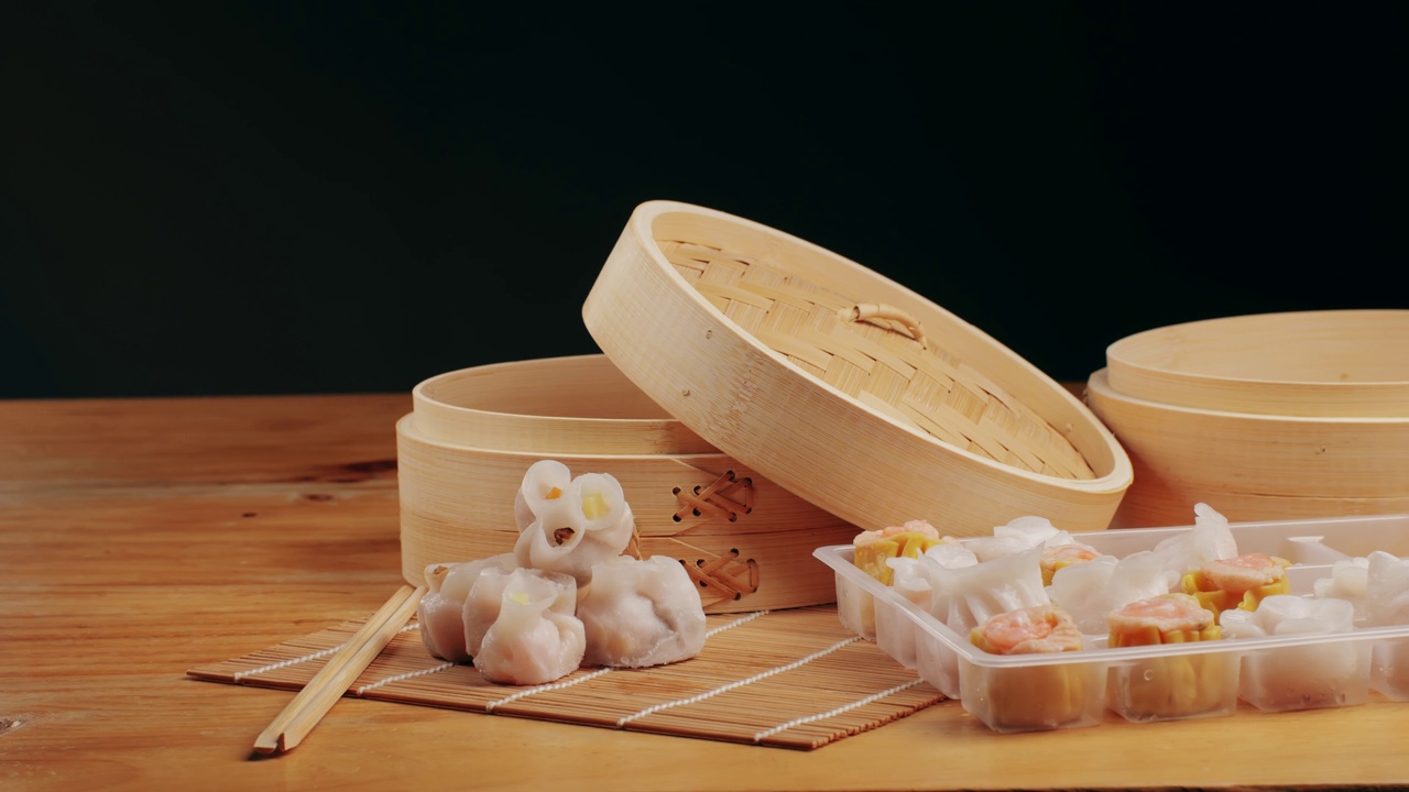 詳情圖-各種速凍點(diǎn)心特寫特寫。帶走的食物。中國的甜點(diǎn)。點(diǎn)心配蝦、魚和肉?？Х瑞^里的盤子。交付
