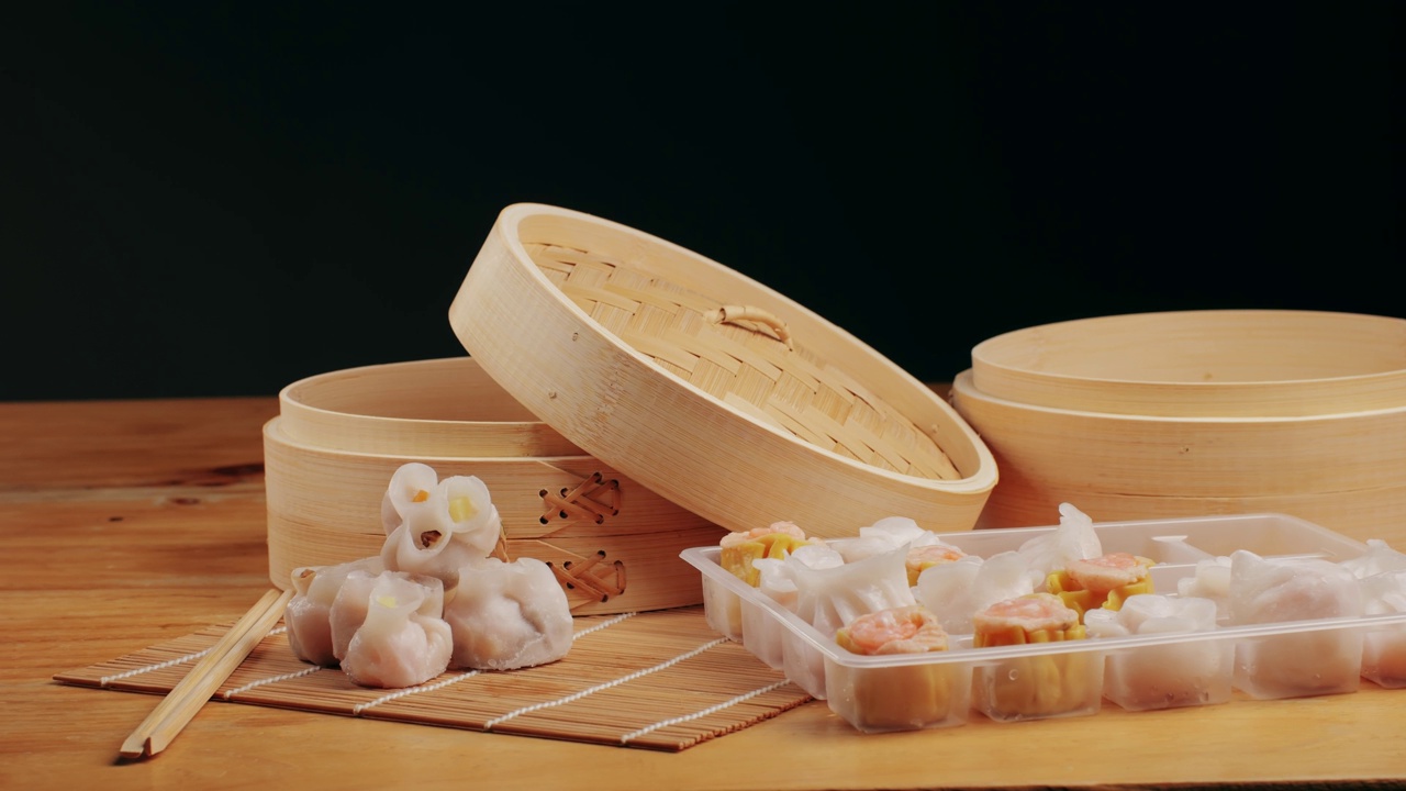 詳情圖-各種速凍點(diǎn)心特寫特寫。帶走的食物。中國的甜點(diǎn)。點(diǎn)心配蝦、魚和肉?？Х瑞^里的盤子。交付