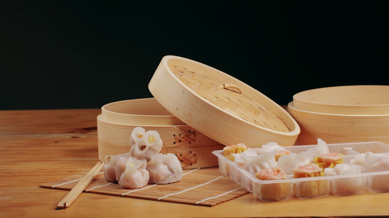詳情圖-各種速凍點(diǎn)心特寫特寫。帶走的食物。中國的甜點(diǎn)。點(diǎn)心配蝦、魚和肉?？Х瑞^里的盤子。交付