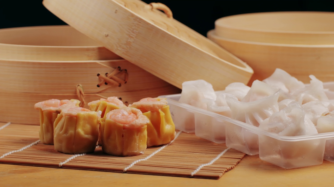 詳情圖-各種速凍點(diǎn)心特寫特寫。帶走的食物。中國的甜點(diǎn)。點(diǎn)心配蝦、魚和肉?？Х瑞^里的盤子。交付