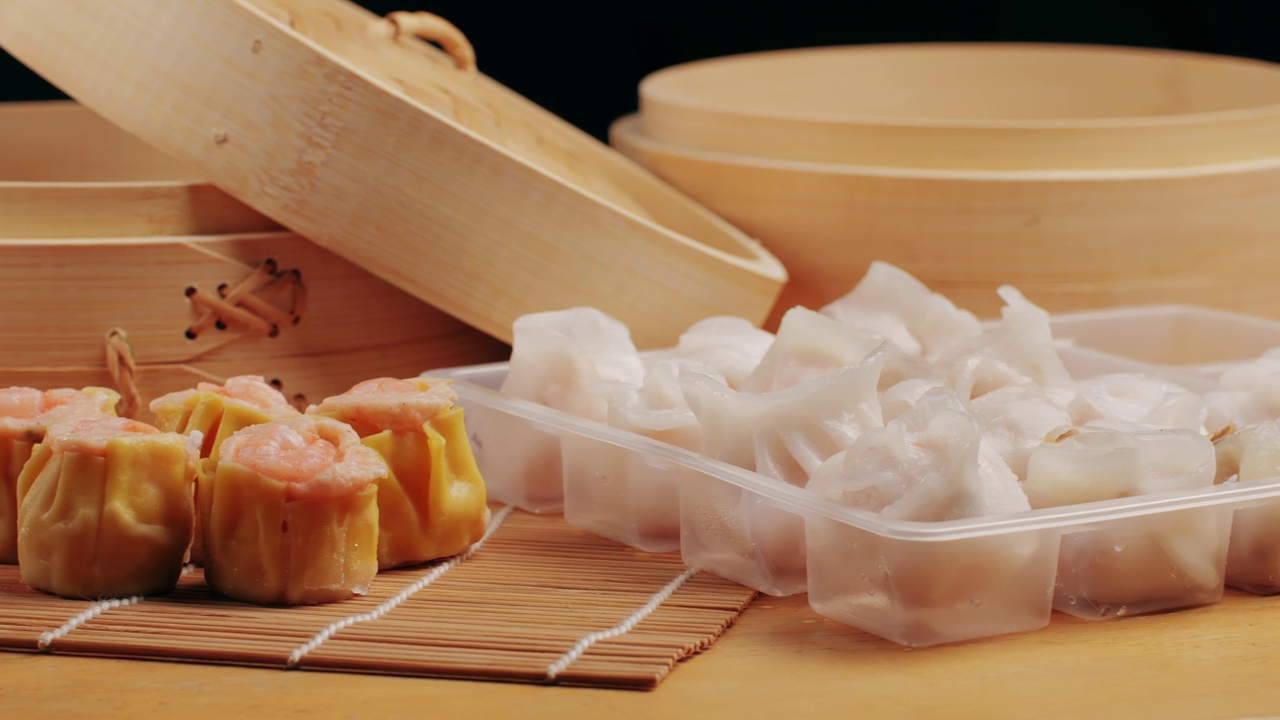 詳情圖-各種速凍點(diǎn)心特寫特寫。帶走的食物。中國的甜點(diǎn)。點(diǎn)心配蝦、魚和肉?？Х瑞^里的盤子。交付