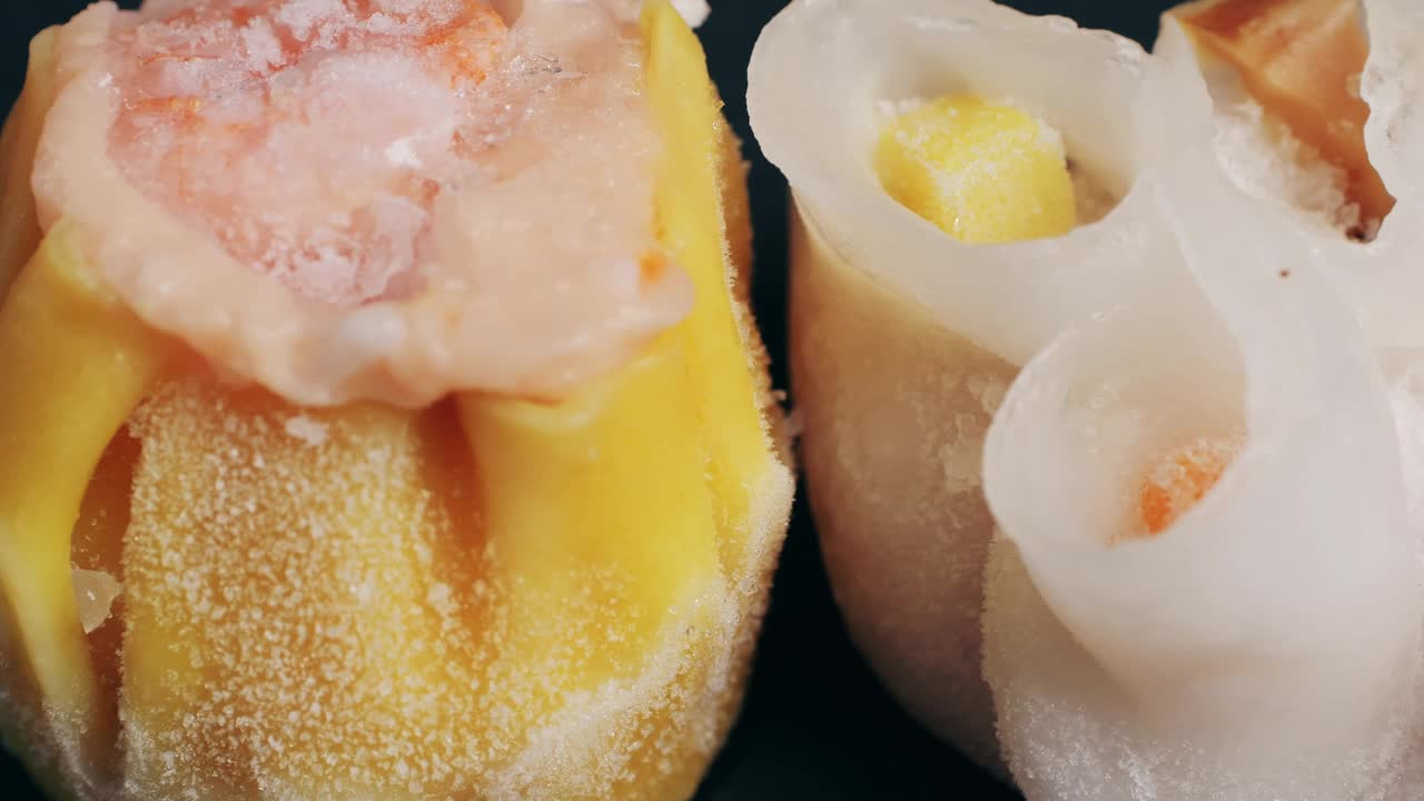 各种速冻点心特写特写。带走的食物。中国的甜点。点心配虾、鱼和肉。咖啡馆里的盘子。交付