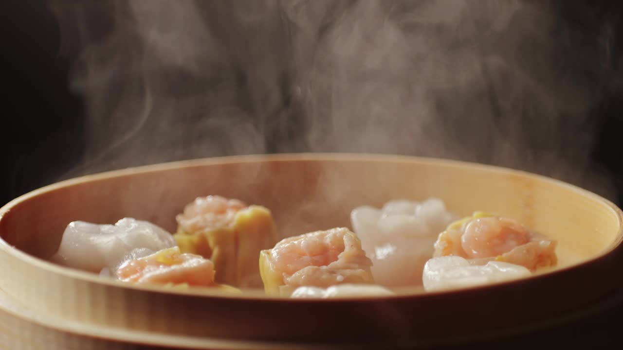 木制蒸笼上的各种点心特写特写。热气腾腾的技术。中国的甜点。点心配虾、鱼和肉。咖啡馆里的盘子。Homade。交付