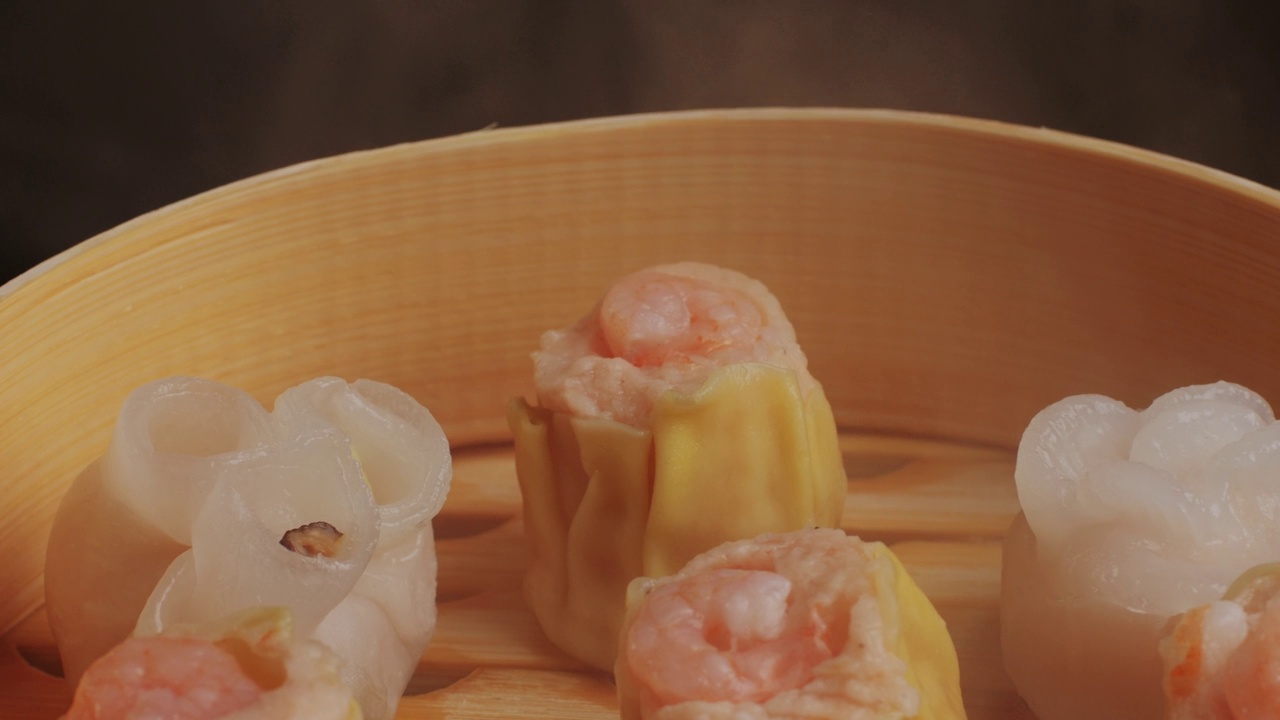 詳情圖-木制蒸籠上的各種點心特寫特寫。熱氣騰騰的技術(shù)。中國的甜點。點心配蝦、魚和肉?？Х瑞^里的盤子。Homade。交付