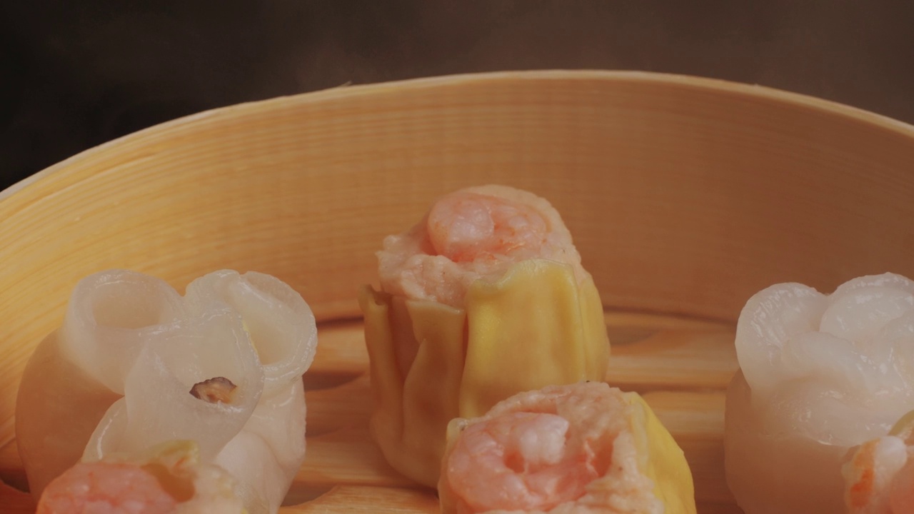 詳情圖-木制蒸籠上的各種點心特寫特寫。熱氣騰騰的技術(shù)。中國的甜點。點心配蝦、魚和肉?？Х瑞^里的盤子。Homade。交付