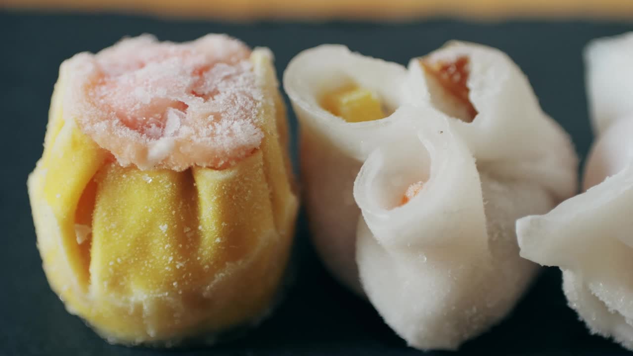 各种速冻点心特写特写。带走的食物。中国的甜点。点心配虾、鱼和肉。咖啡馆里的盘子。交付