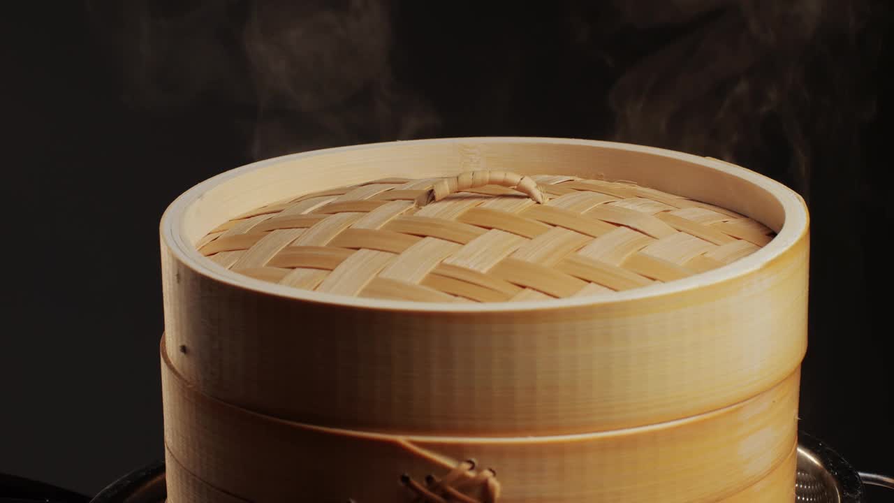 木制蒸笼上的各种点心特写特写。热气腾腾的技术。中国的甜点。点心配虾、鱼和肉。咖啡馆里的盘子。Homade。交付