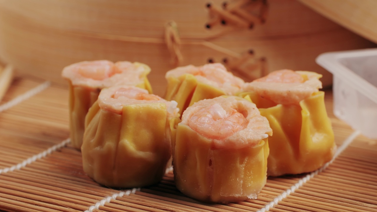 詳情圖-各種速凍點(diǎn)心特寫特寫。帶走的食物。中國的甜點(diǎn)。點(diǎn)心配蝦、魚和肉。咖啡館里的盤子。交付