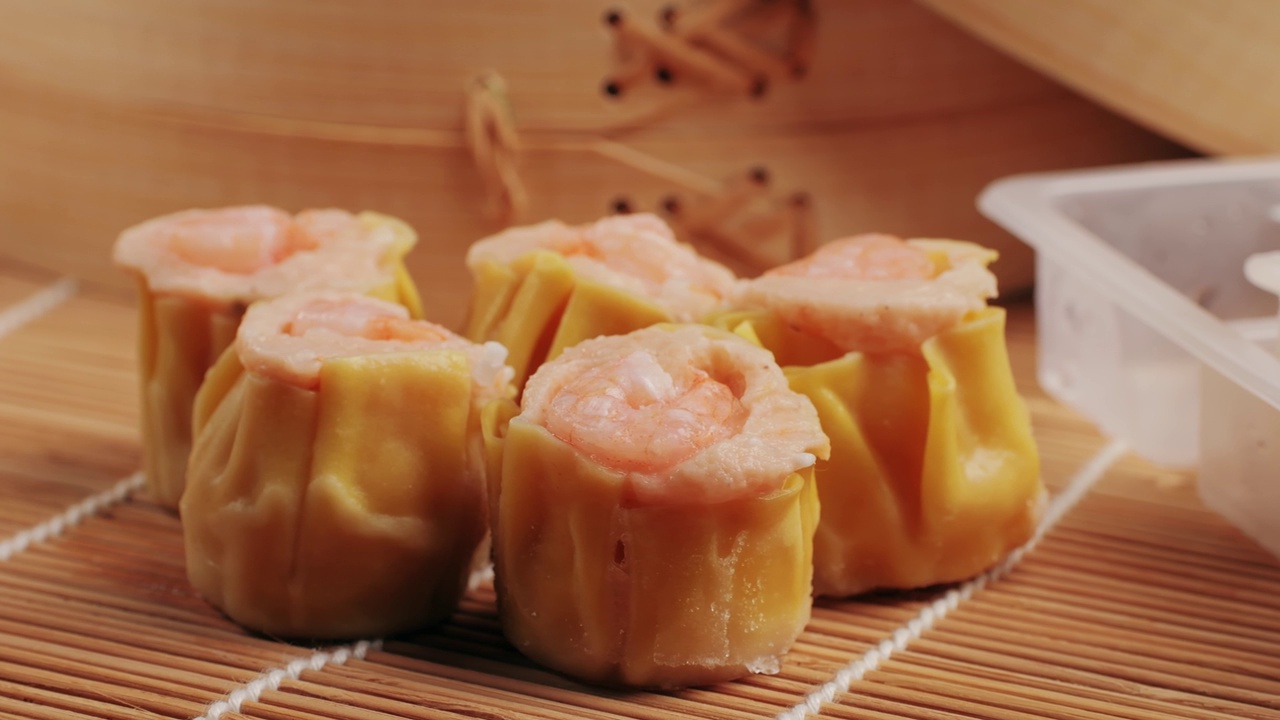 詳情圖-各種速凍點(diǎn)心特寫特寫。帶走的食物。中國的甜點(diǎn)。點(diǎn)心配蝦、魚和肉?？Х瑞^里的盤子。交付