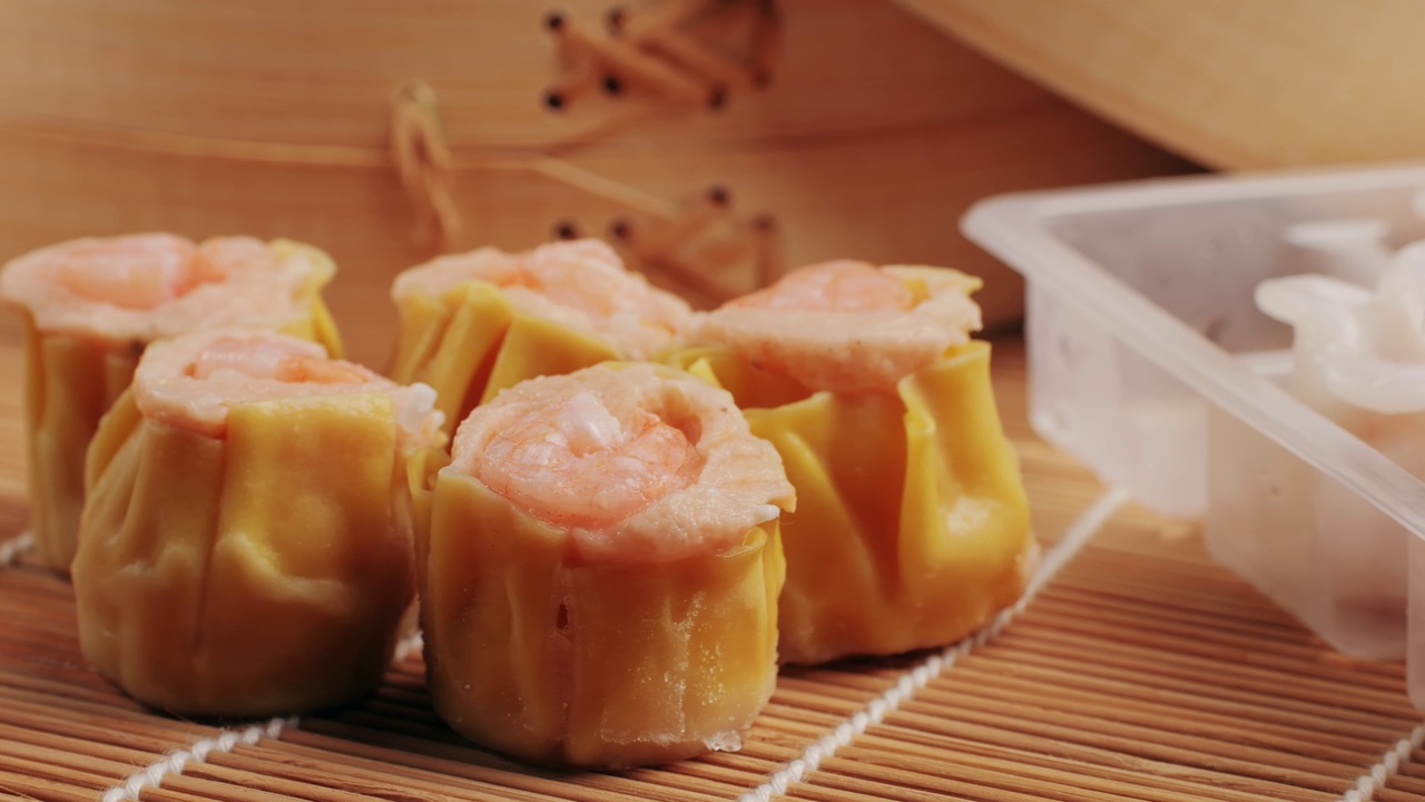 詳情圖-各種速凍點(diǎn)心特寫特寫。帶走的食物。中國的甜點(diǎn)。點(diǎn)心配蝦、魚和肉?？Х瑞^里的盤子。交付