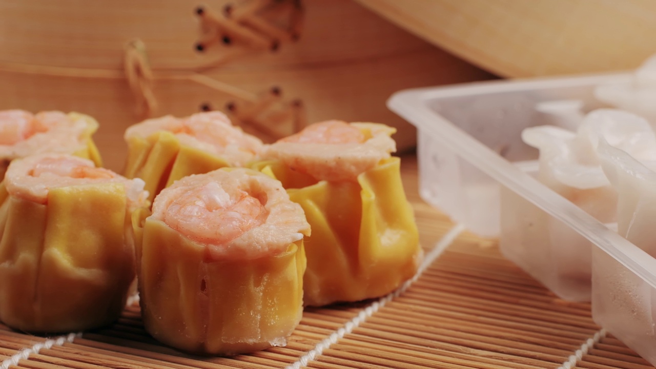 詳情圖-各種速凍點(diǎn)心特寫特寫。帶走的食物。中國的甜點(diǎn)。點(diǎn)心配蝦、魚和肉?？Х瑞^里的盤子。交付