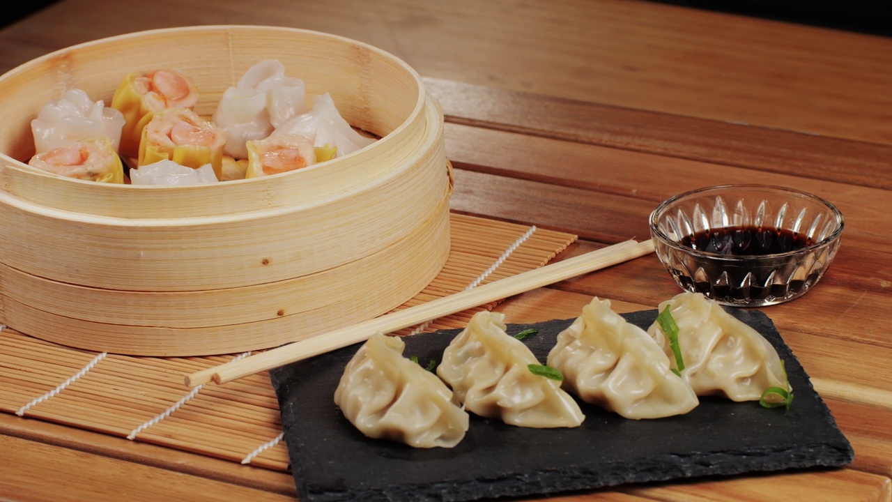 詳情圖-桌子上各種點(diǎn)心和餃子特寫宏觀。中國(guó)和日本的食物。點(diǎn)心配蝦、魚和肉。加肉、牛肉和蔬菜的格薩?？Х瑞^里的菜肴。自制的。交付