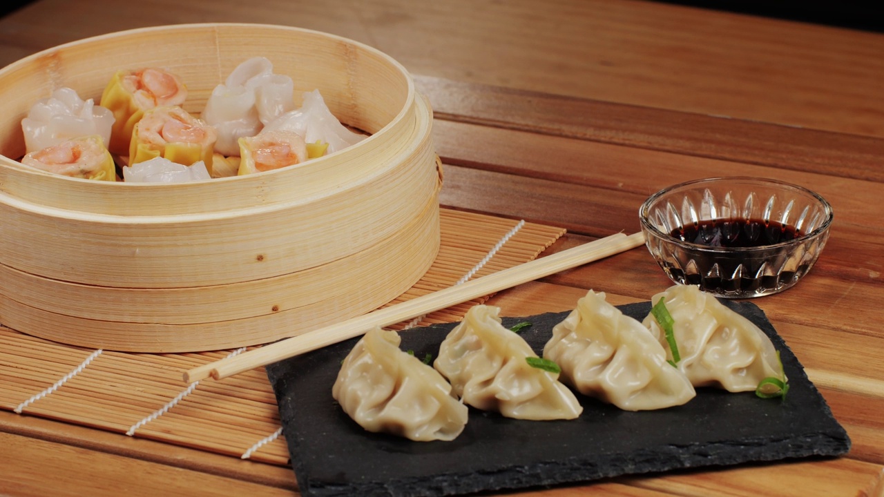 詳情圖-桌子上各種點(diǎn)心和餃子特寫宏觀。中國(guó)和日本的食物。點(diǎn)心配蝦、魚和肉。加肉、牛肉和蔬菜的格薩?？Х瑞^里的菜肴。自制的。交付