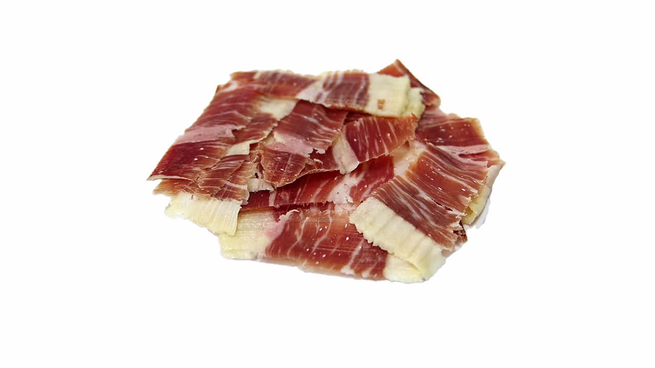 切片伊比利亚火腿(jamón serrano)旋转，孤立在白色背景