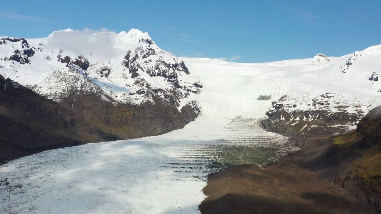 鸟瞰图Vatnajökull冰岛冰川崎岖的地形和雪峰在晴朗的天空下