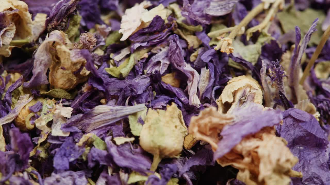 蓝禅干花茶旋转特写。泰国蝴蝶豌豆花茶。食物和甜点的香料。草本植物