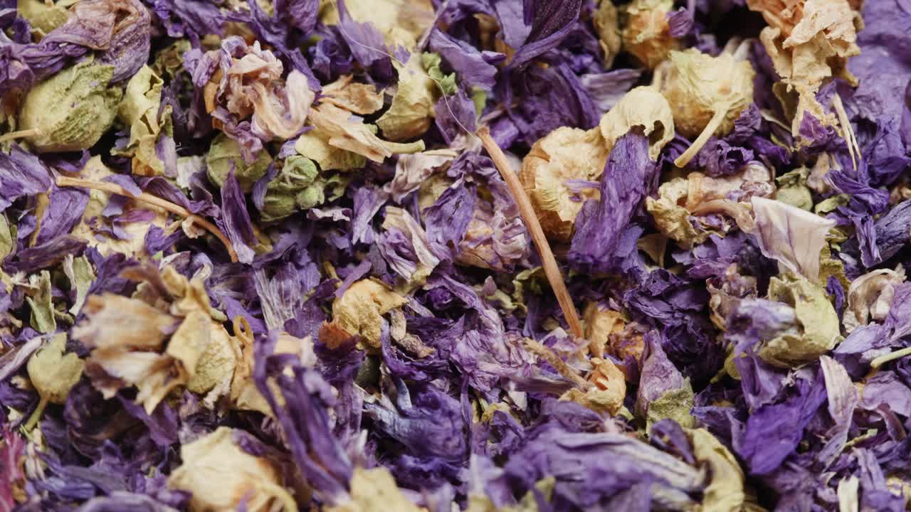 蓝禅干花茶旋转特写。泰国蝴蝶豌豆花茶。食物和甜点的香料。草本植物
