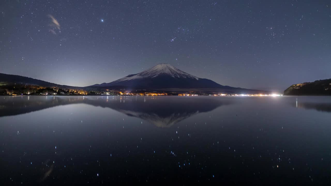 冬天的星空山中湖水面上反射出的延时