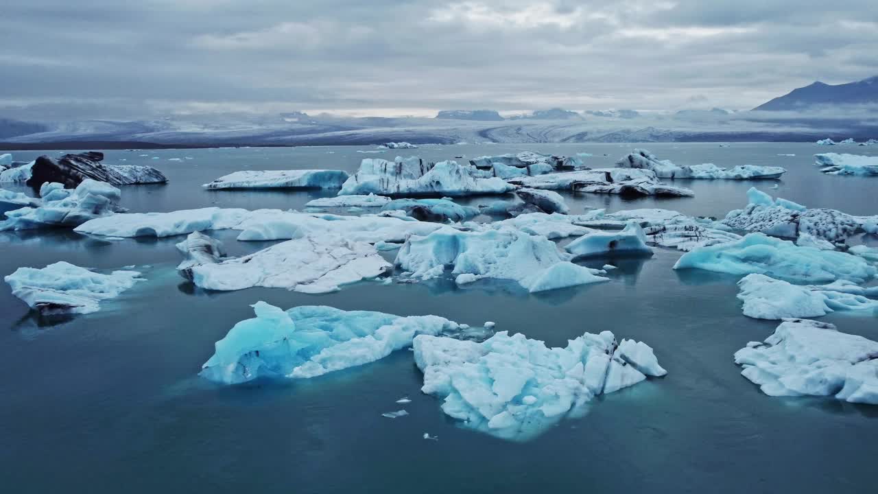 轨道无人机拍摄Jökulsárlón著名的冰川泻湖冰岛在夏天