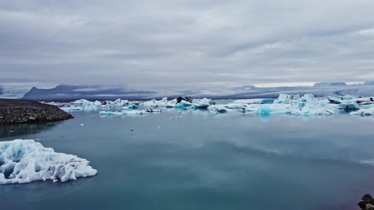 无人机拍摄的冰岛著名的冰川泻湖Jökulsárlón