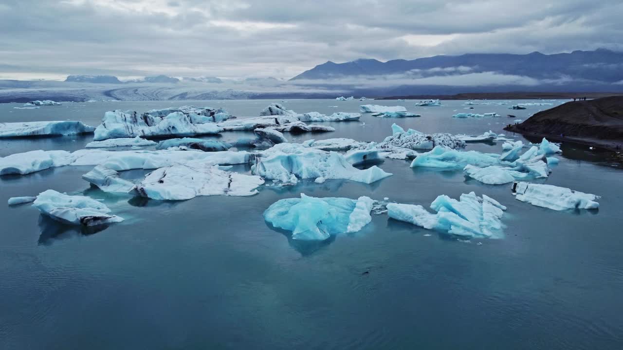 宽轨道无人机拍摄的冰山Jökulsárlón冰川泻湖在冰岛