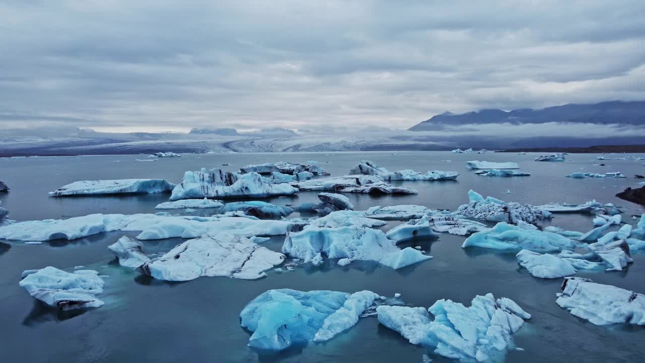 无人机在冰岛的Jökulsárlón冰川泻湖拍摄的冰山