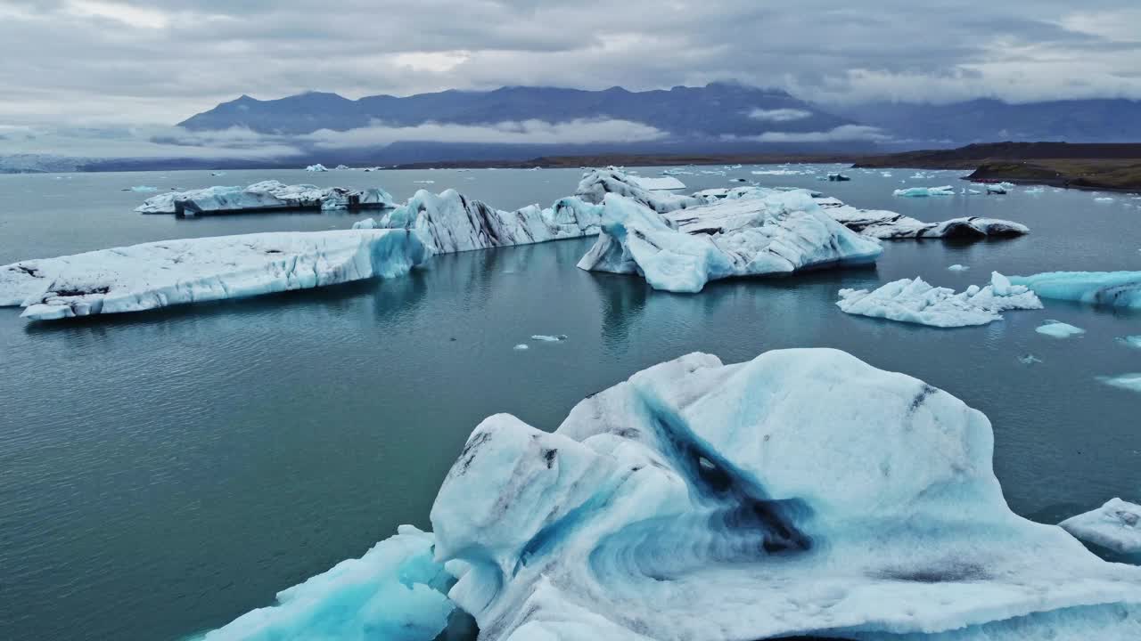 无人机在冰岛夏季拍摄的Jökulsárlón冰川泻湖