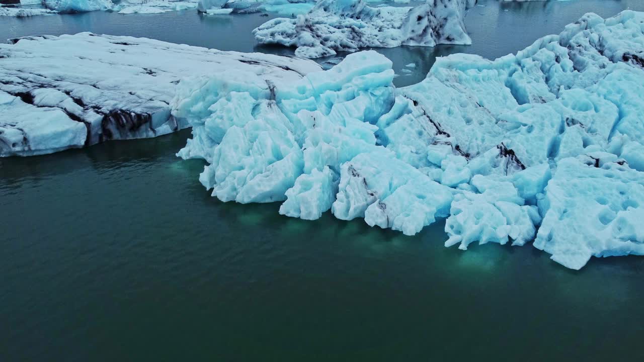 夏天，无人机在冰岛冰川泻湖Jökulsárlón上空拍摄