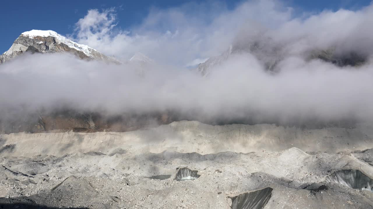 神秘的雾在喜马拉雅山脉的冰川上实时蔓延