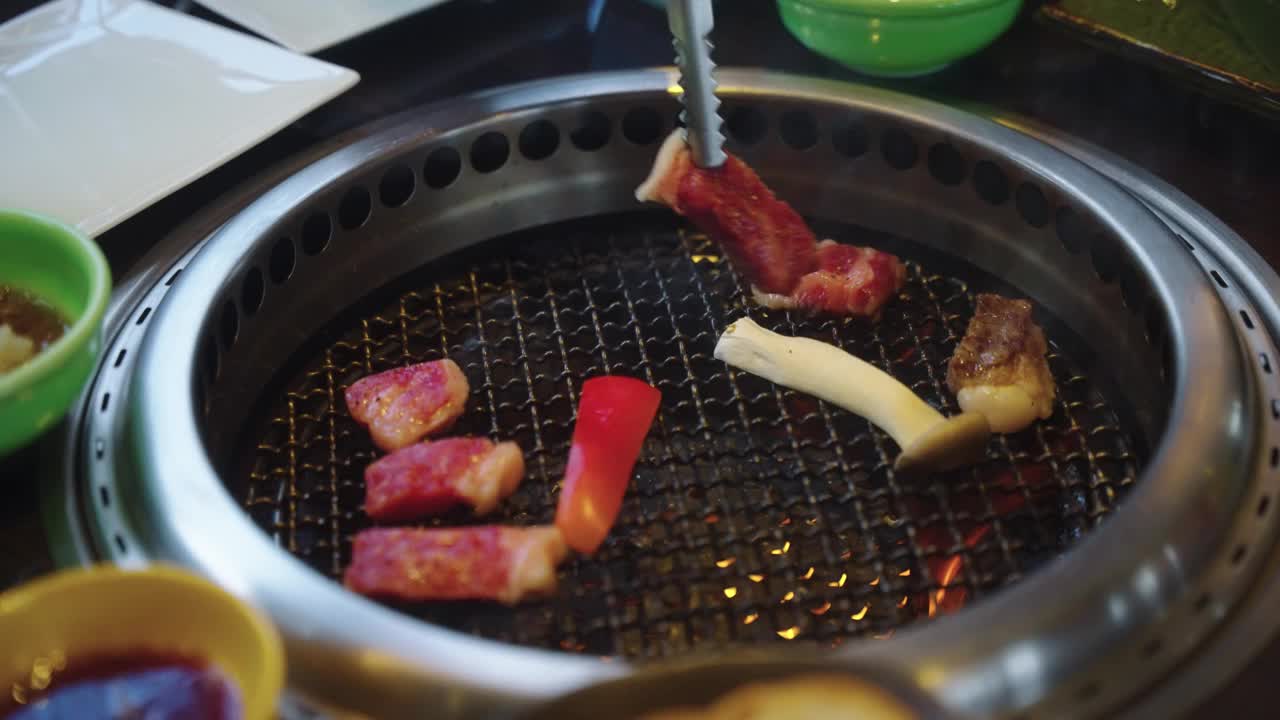 烤架上的火焰，日本和牛被放置，近距离拍摄