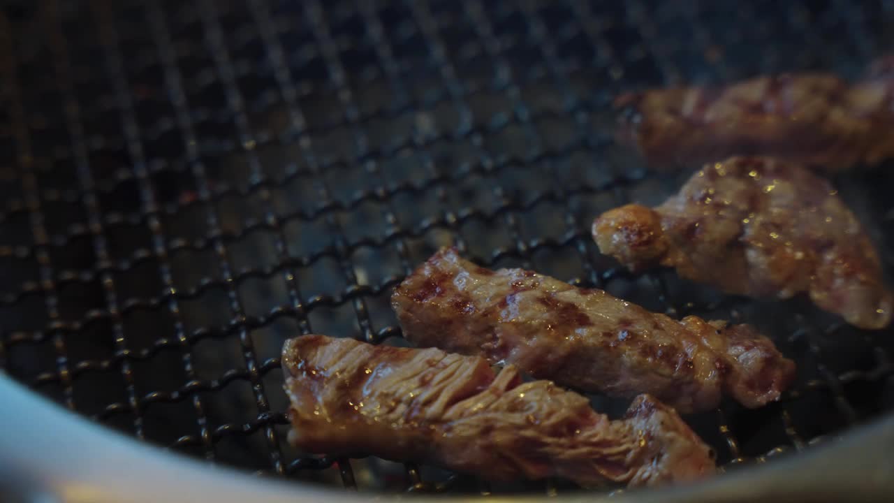日本烤肉，和牛和蔬菜烤架烹饪4k