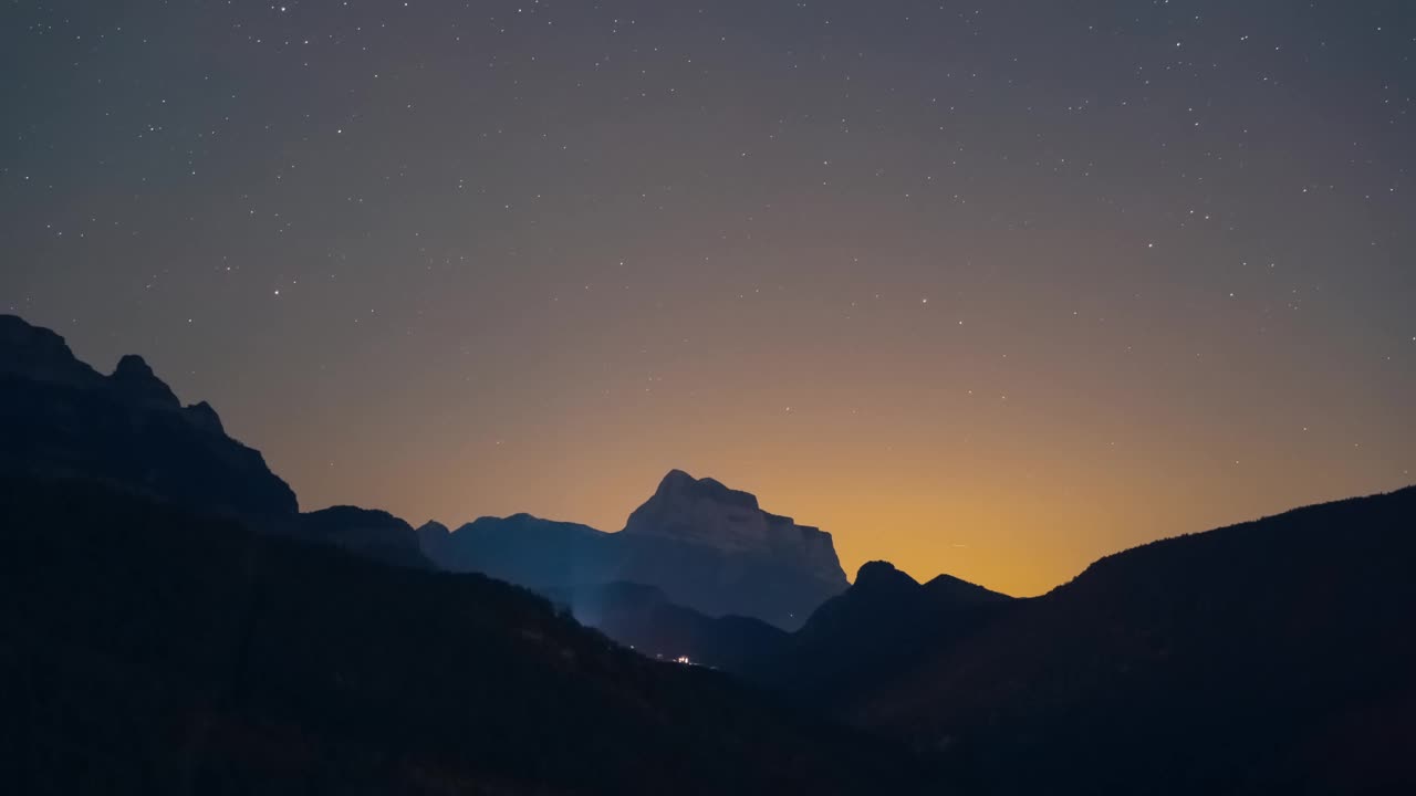 佩纳蒙塔尼萨山峰夜间延时星空星空星空摄影银河山夜间